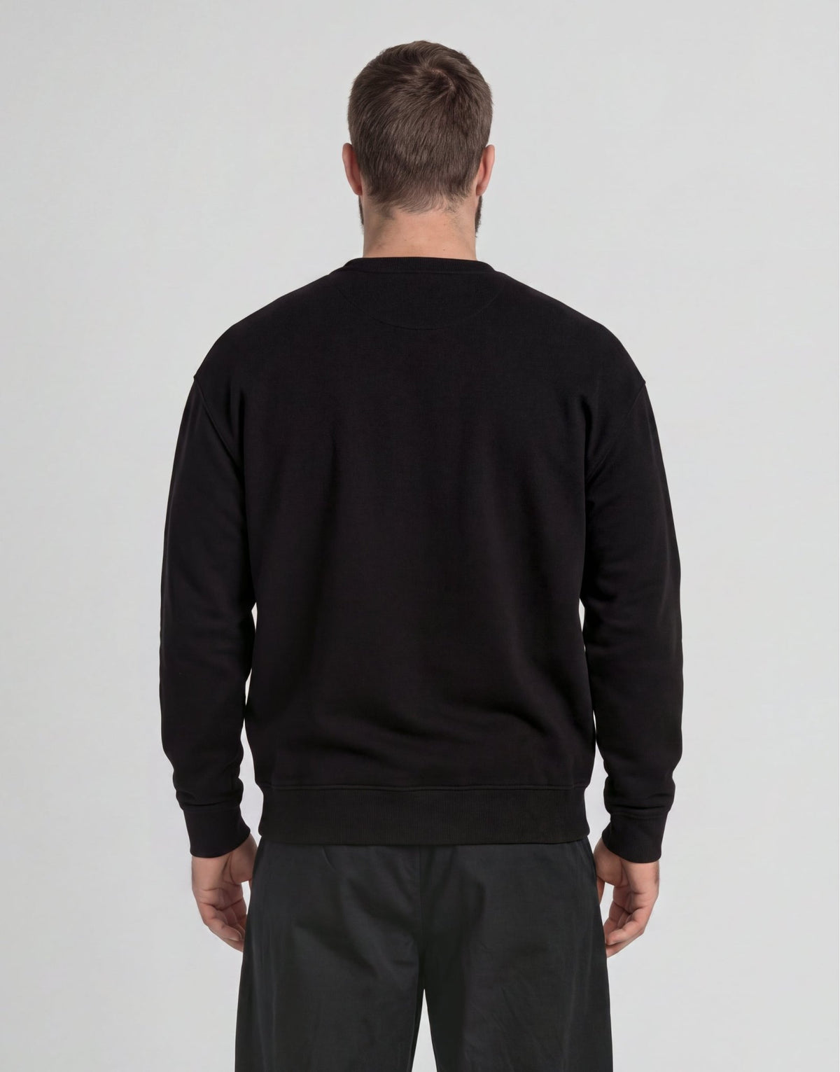 Mann trägt ein Sweatshirt aus Baumwolle mit Rundhalsausschnitt in Tiefschwarz