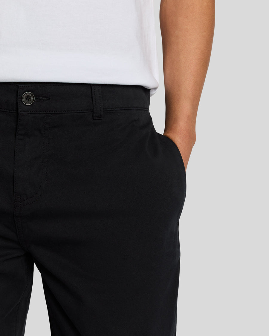 Homme portant un pantalon chino à coupe droite, couleur noir de jais