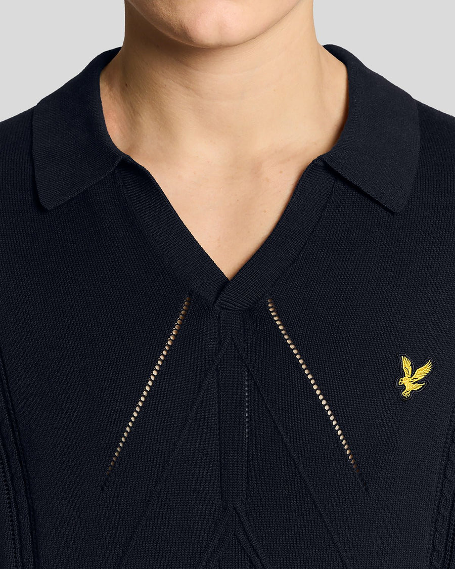 Homme portant un polo en maille à motif argyle et col ouvert, bleu marine foncé