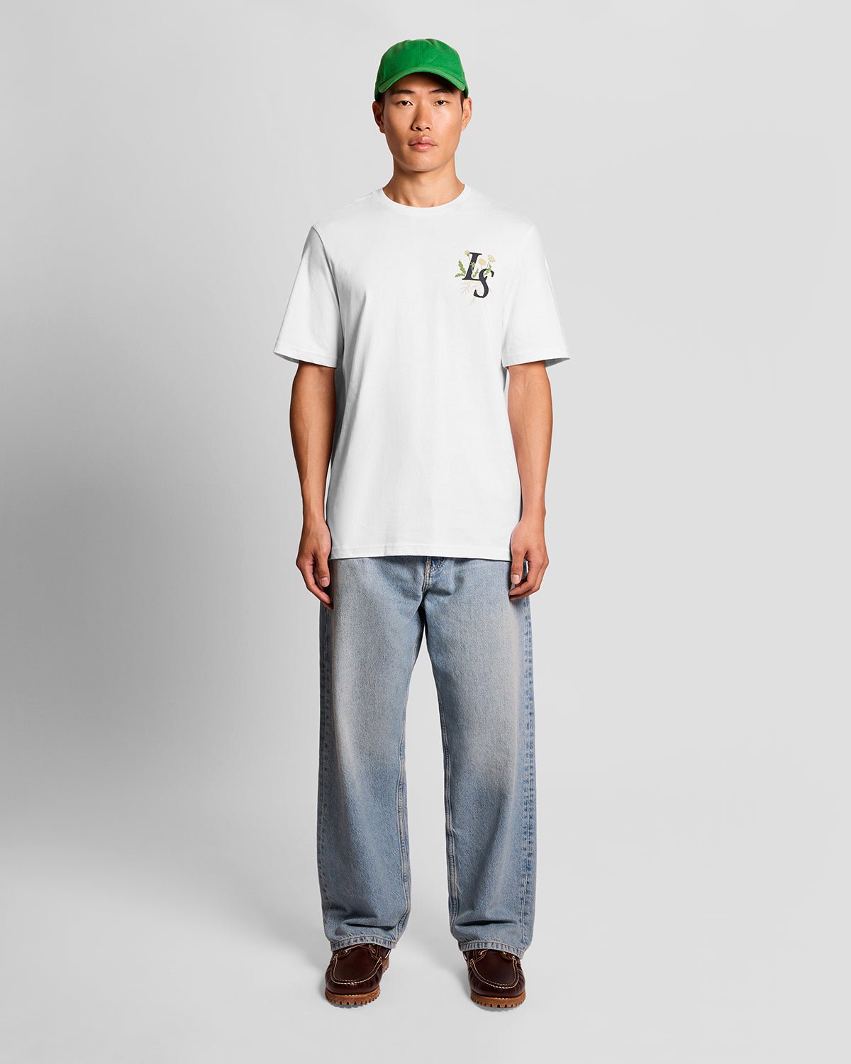 Homme portant un t-shirt à motif botanique blanc