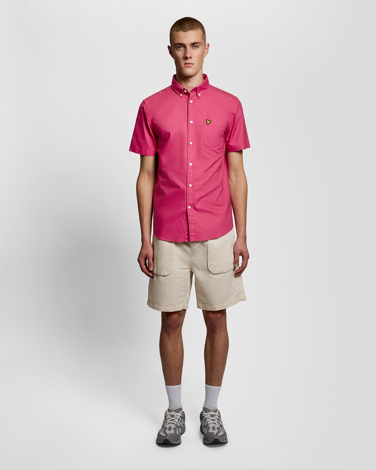 Uomo con camicia Oxford a maniche corte color dalia
