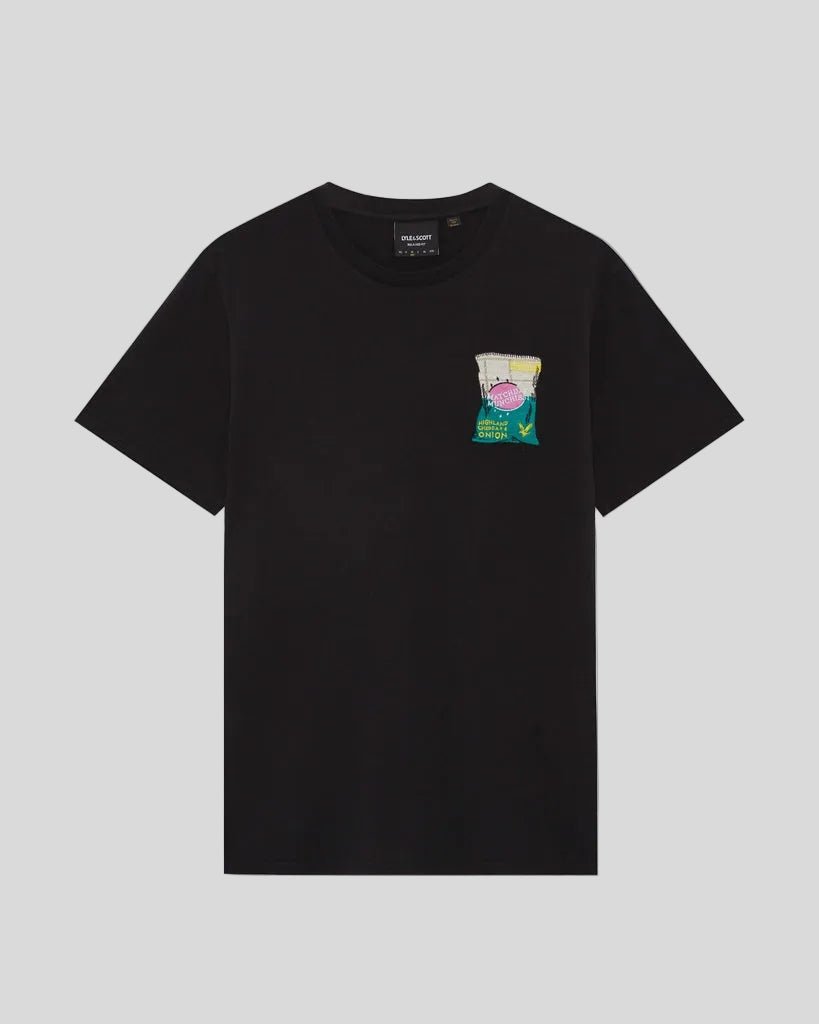 Homme portant un t-shirt à col rond avec motif brodé, couleur bleu marine foncé