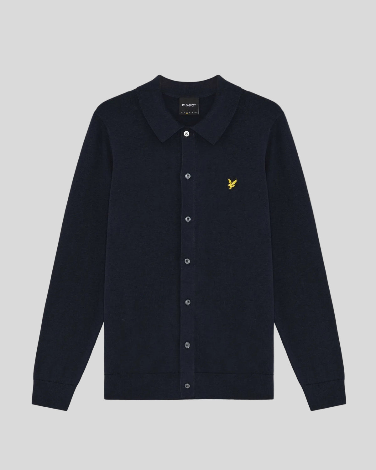 Homme portant un pull en coton bleu marine foncé