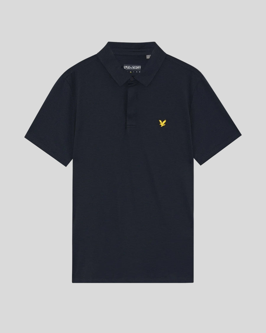 Uomo con polo con abbottonatura nascosta in blu scuro