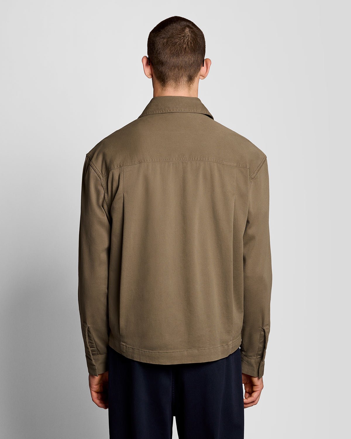 Uomo con overshirt leggera con lavaggio enzimatico in color kaki cenere