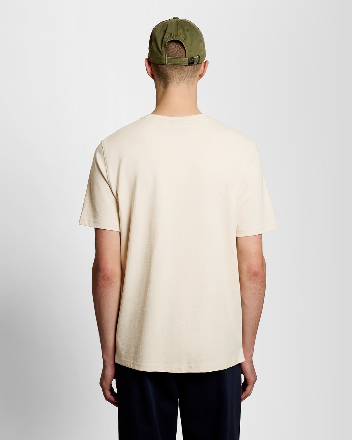 Homme portant un t-shirt à col rond en coton avec logo « Script » de couleur « Ice Cream Marl »