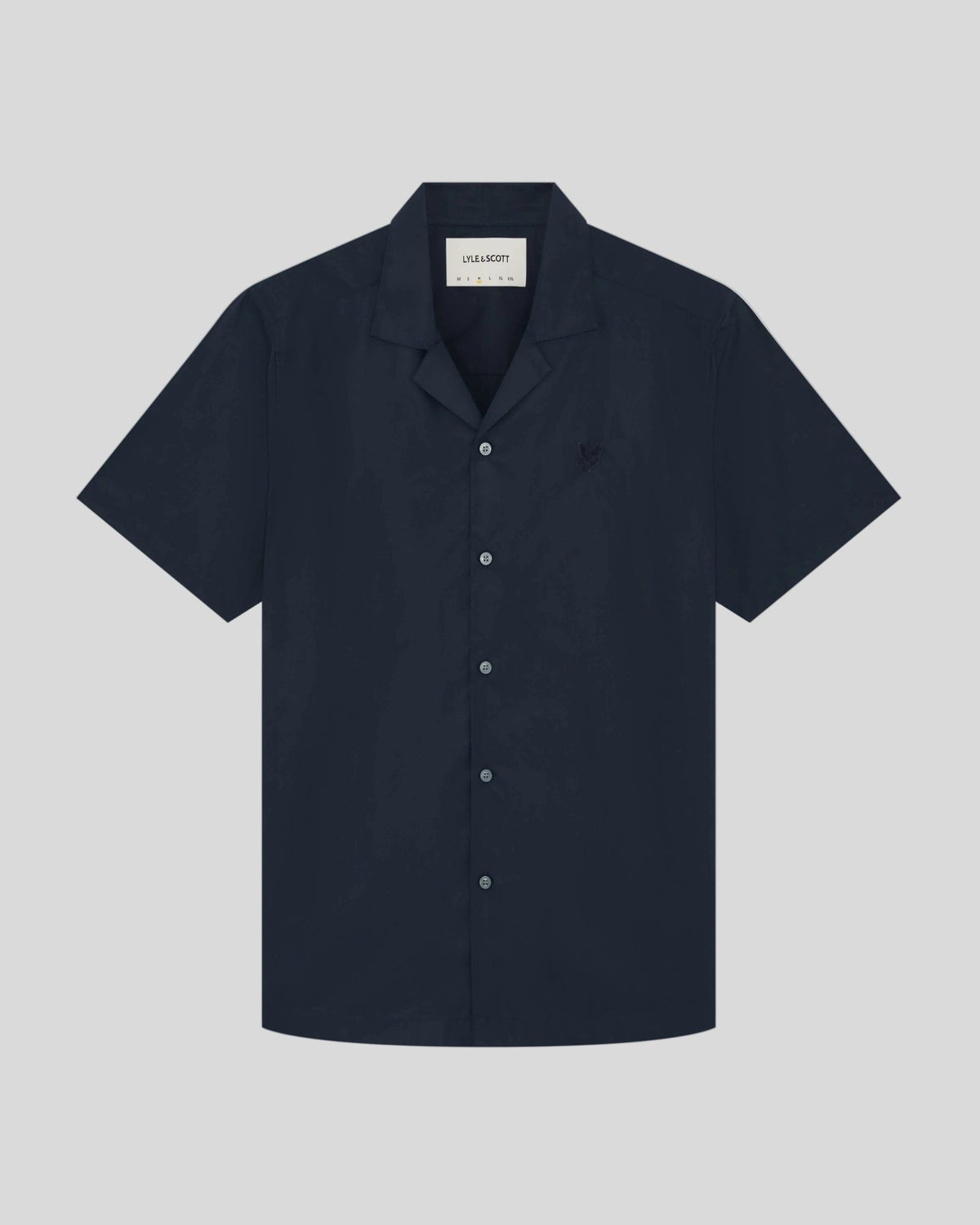 Homme portant une chemise en popeline à col Revere, couleur Carbon