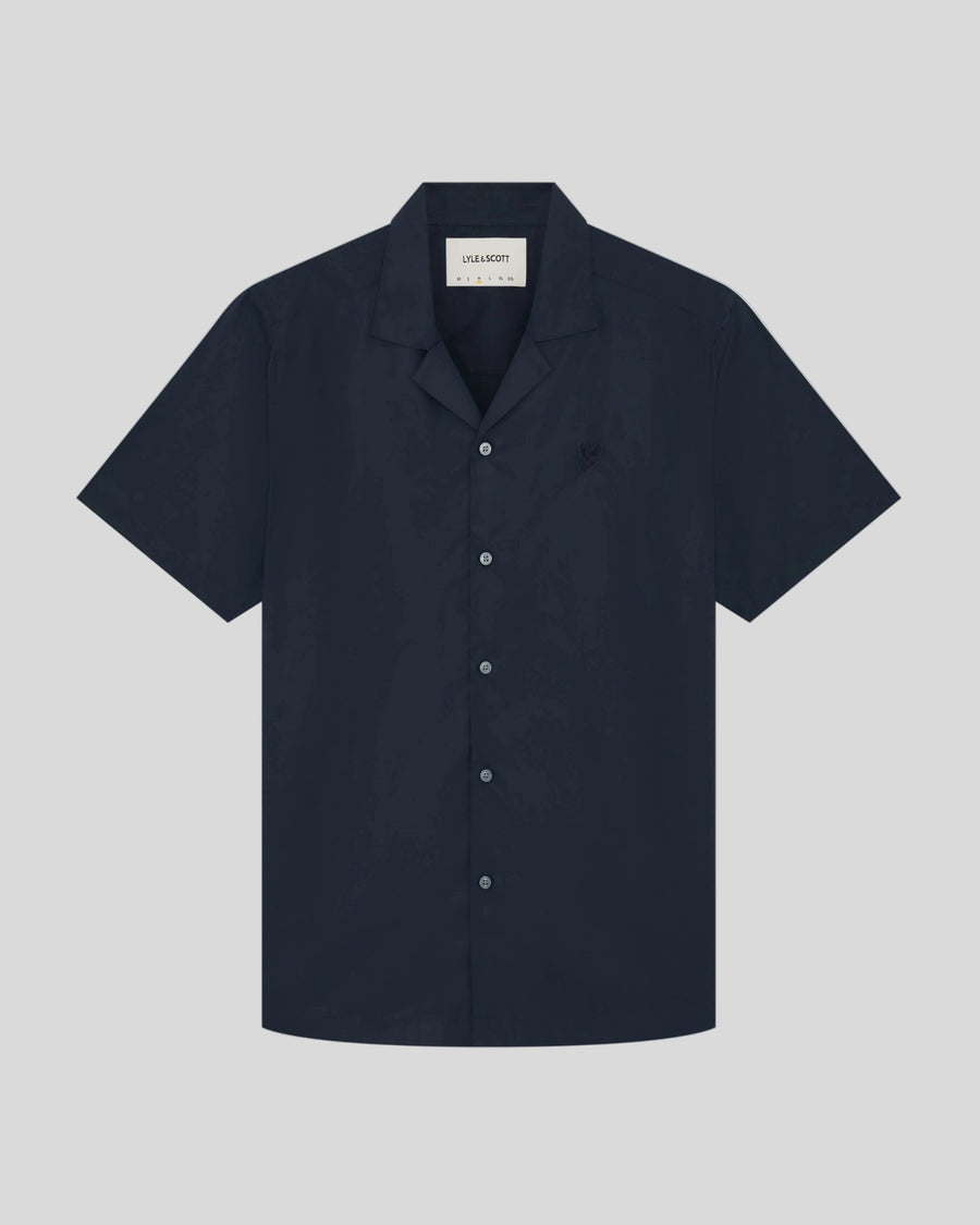 Homme portant une chemise en popeline à col Revere, couleur Carbon