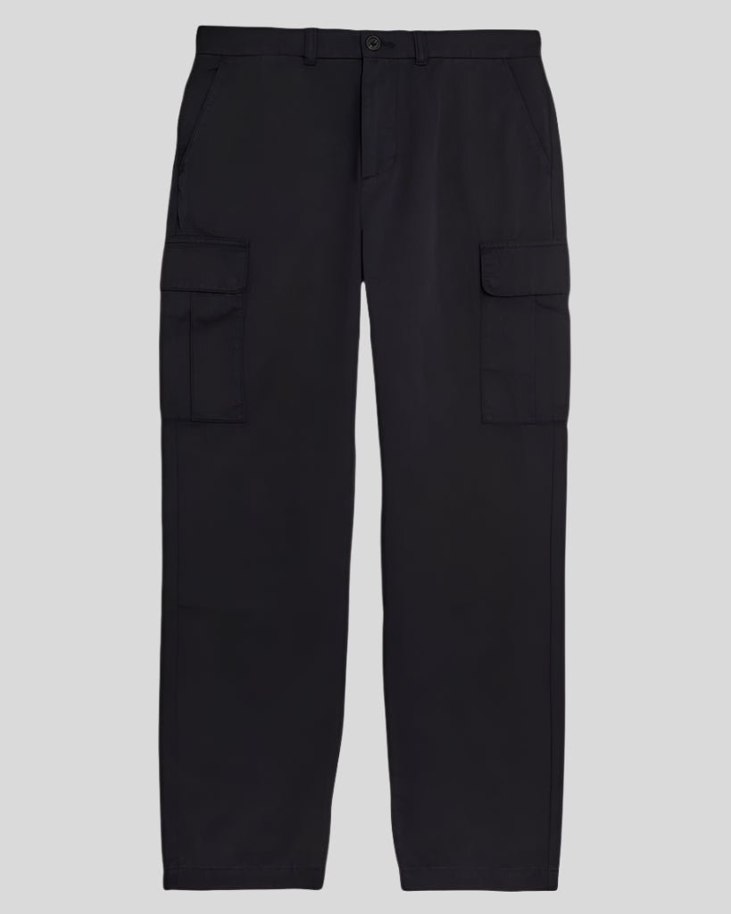 Uomo con pantaloni con tasche cargo in nero jet