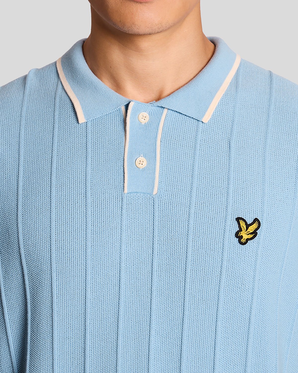 Homme portant un polo en maille piquée à rayures bleu craie