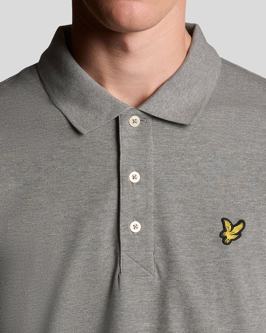 Homme portant un polo en coton gris chiné moyen