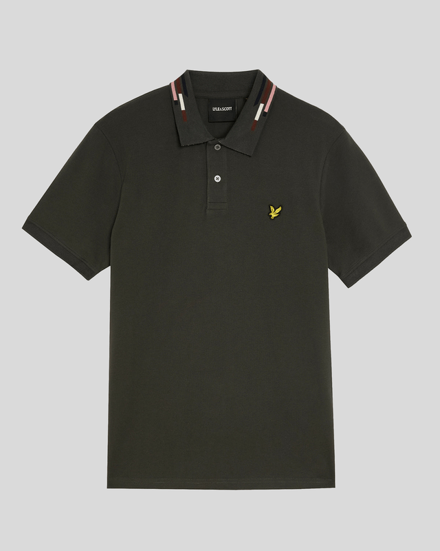 Hombre con polo a rayas en color gris plomizo y espuma