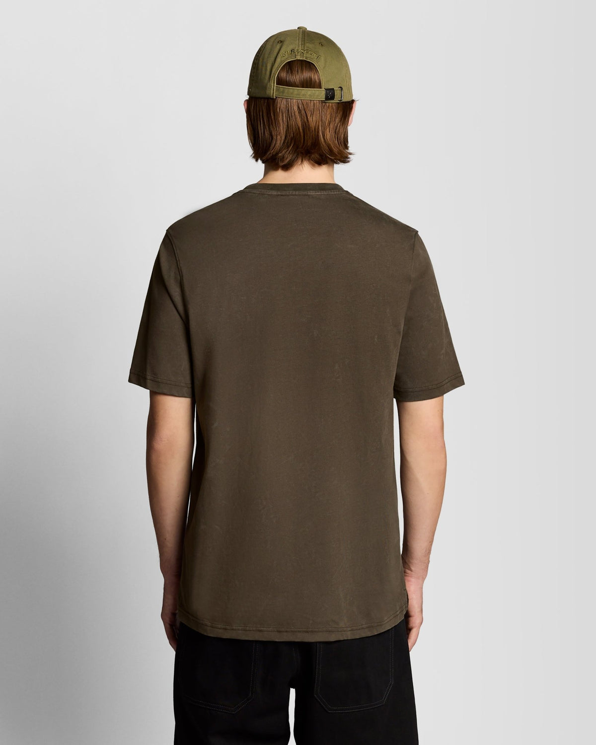 Homme portant un t-shirt en coton délavé foncé, couleur noir doux