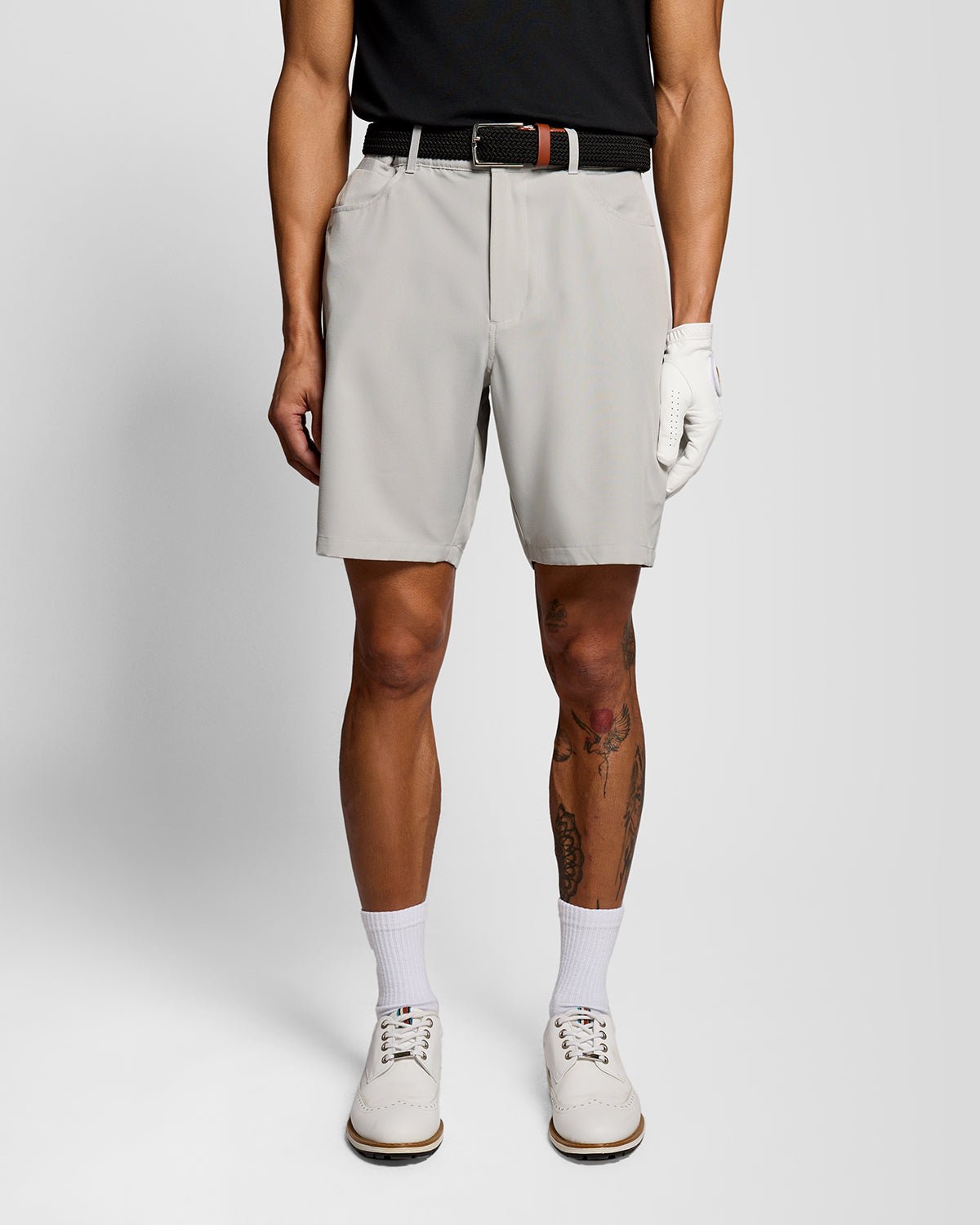 Homme portant un short à 5 poches couleur Cloud