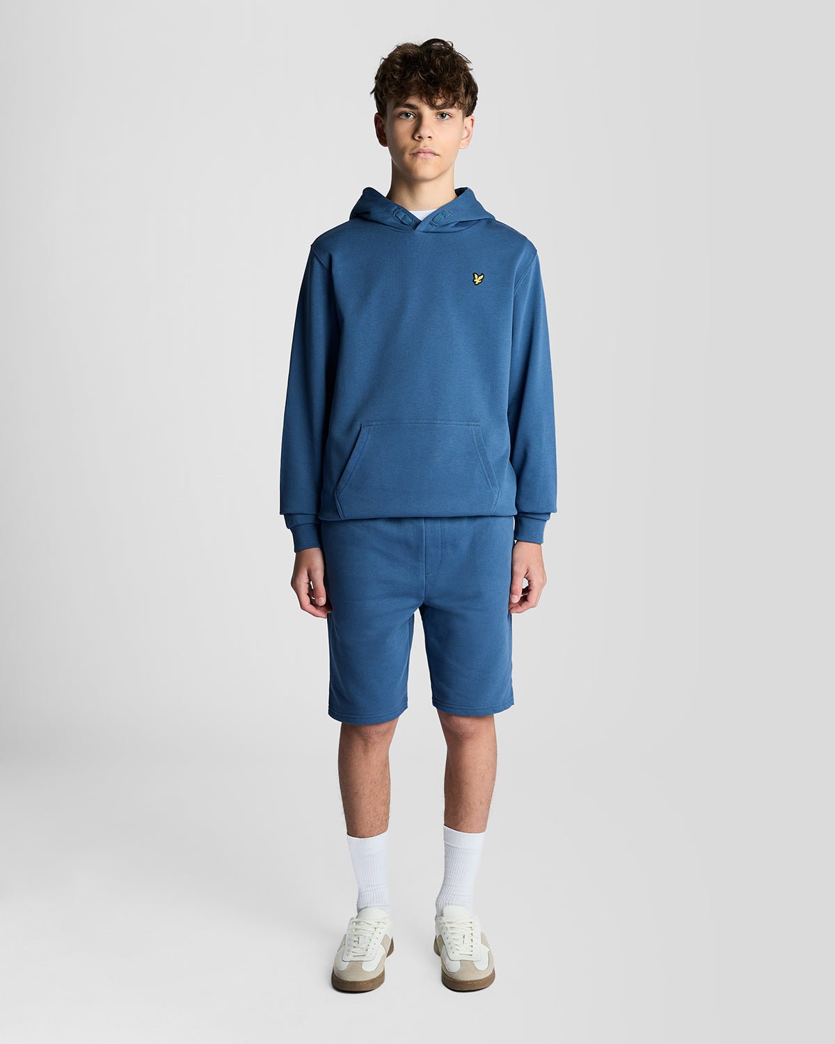 Hombre con sudadera con capucha de algodón Loopback en color azul aciano oscuro