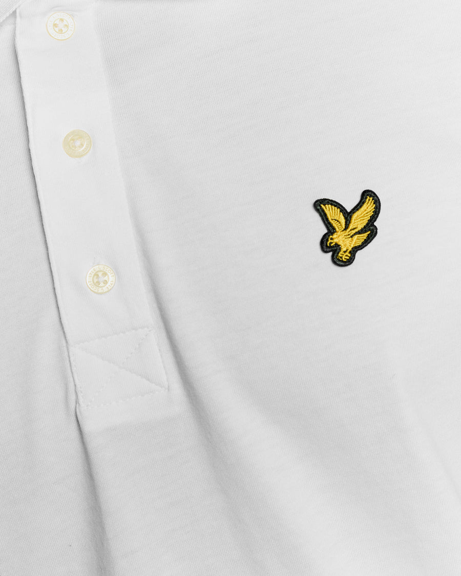 Homme portant un polo en jersey de coton blanc