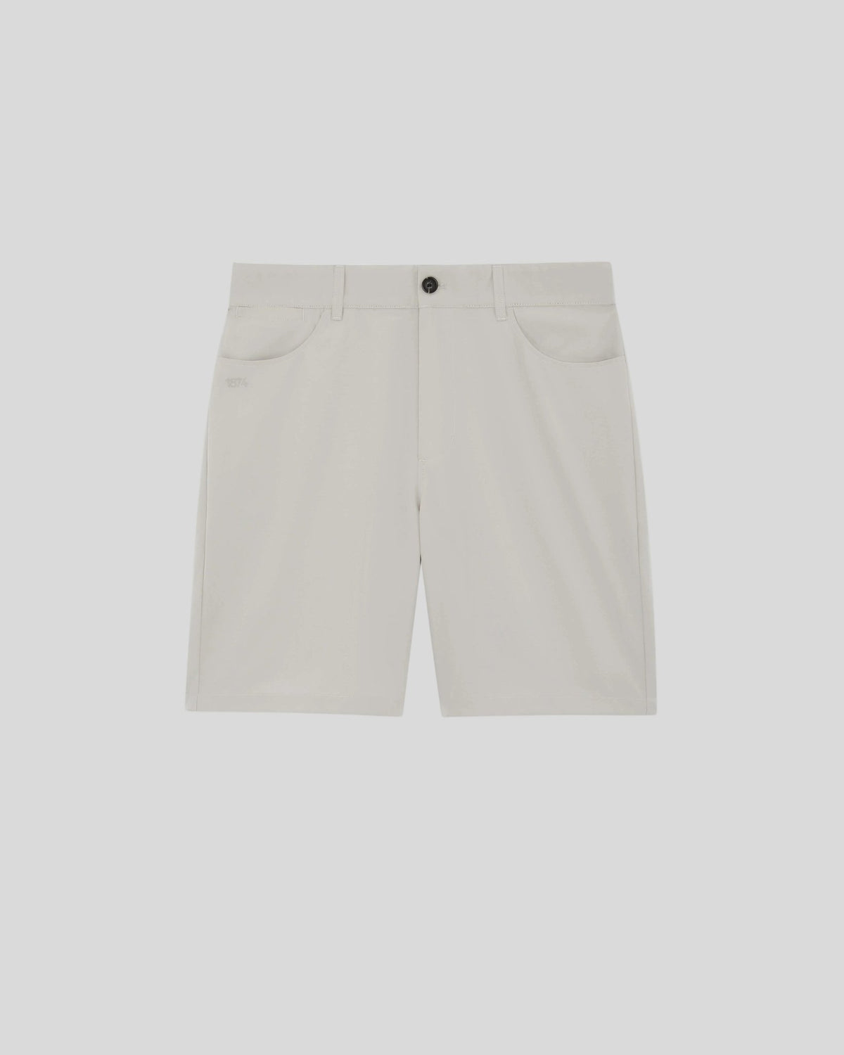 Homme portant un short à 5 poches couleur Cloud