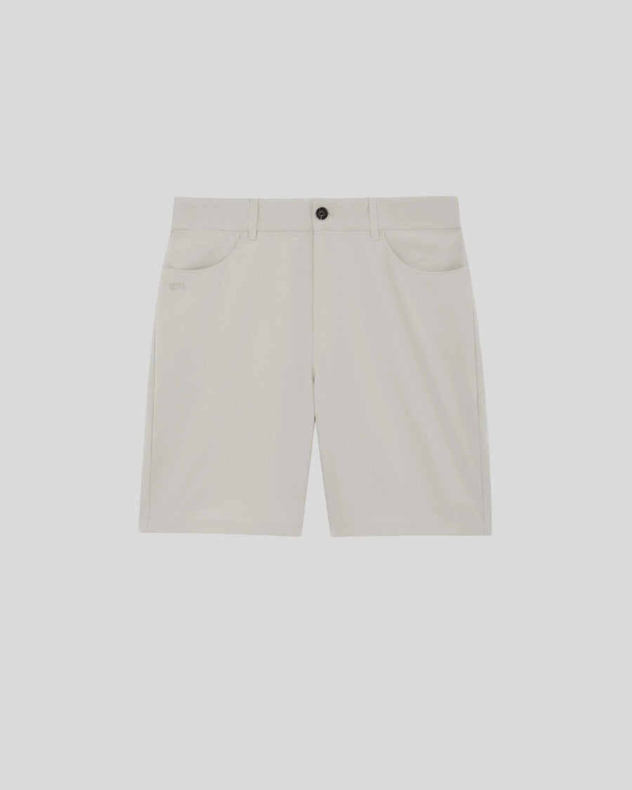 Homme portant un short à 5 poches couleur Cloud