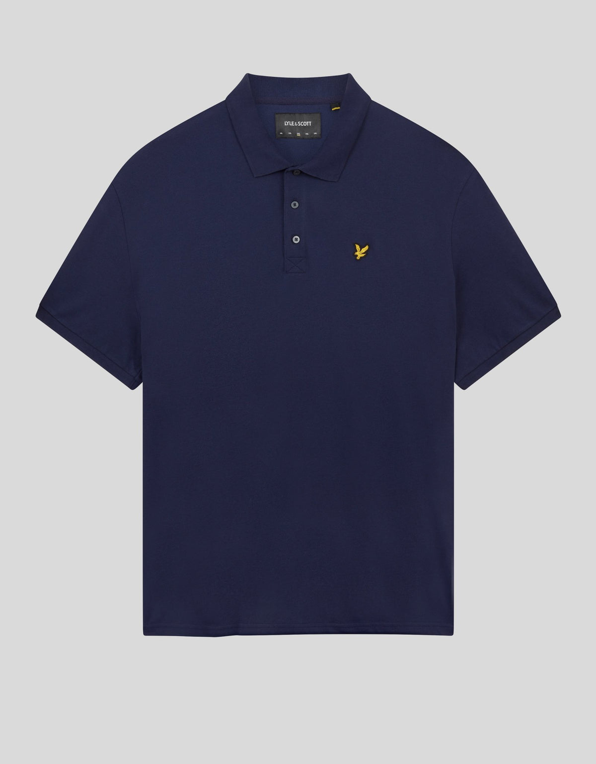 Man draagt een katoenen poloshirt in marineblauw