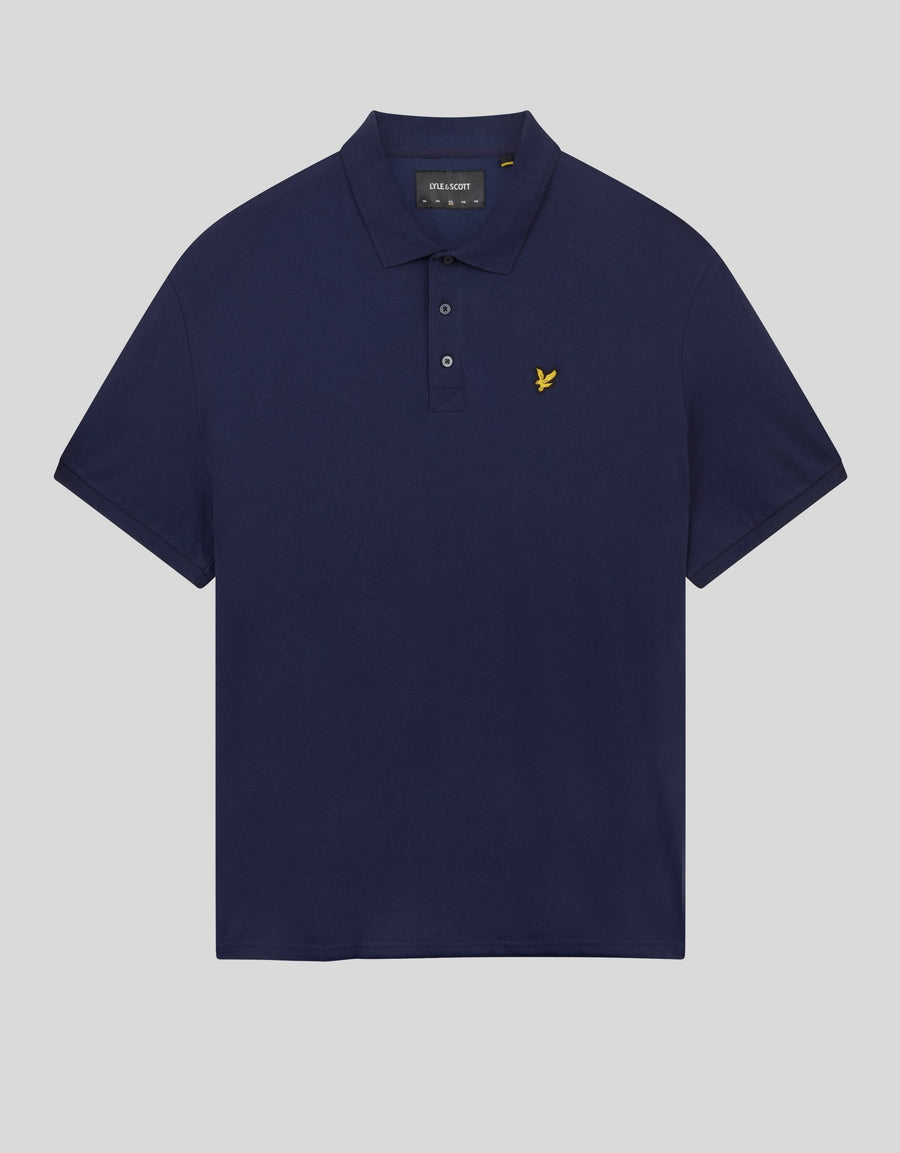 Man draagt een katoenen poloshirt in marineblauw