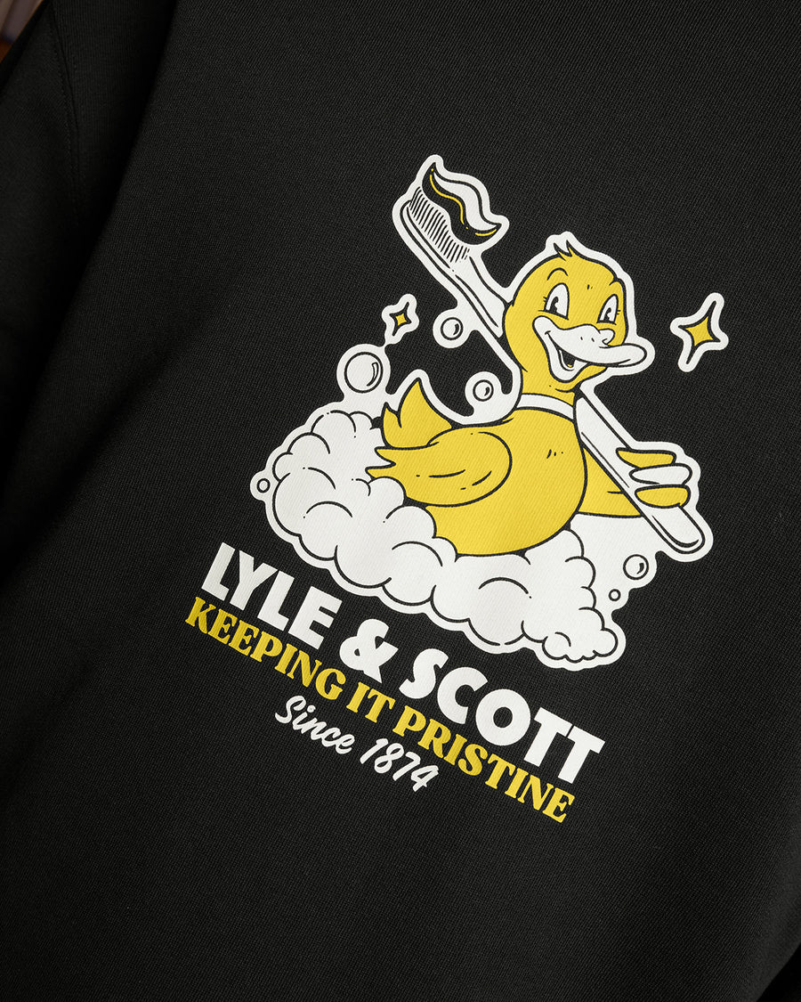 Homme portant un sweat-shirt à imprimé sur la poitrine, couleur noir de jais