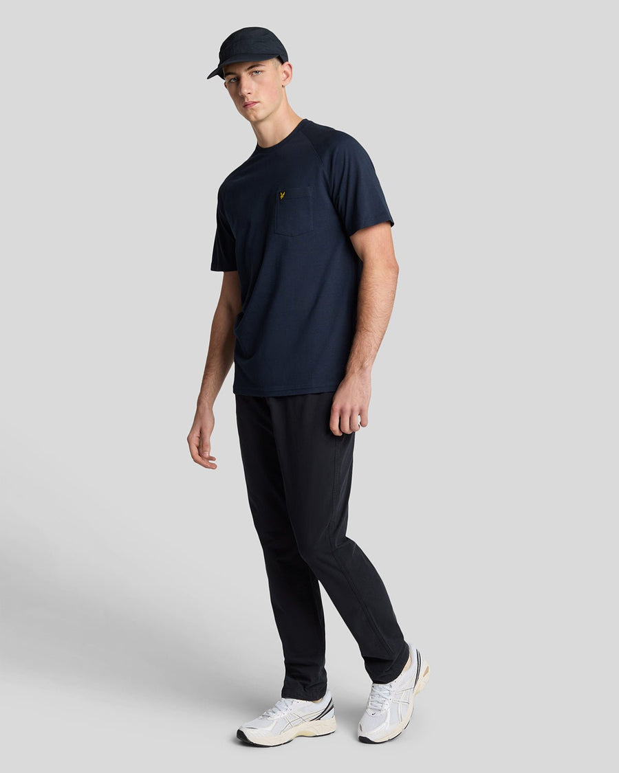 Uomo con pantaloni chino a cinque tasche in nero jet
