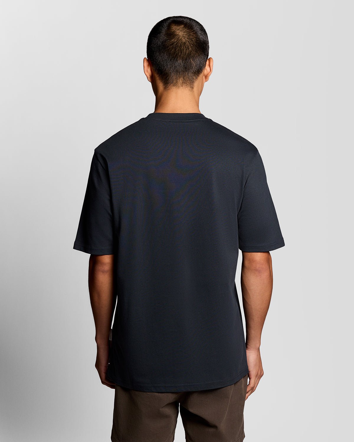 Uomo con maglietta con stampa sul petto in blu navy scuro