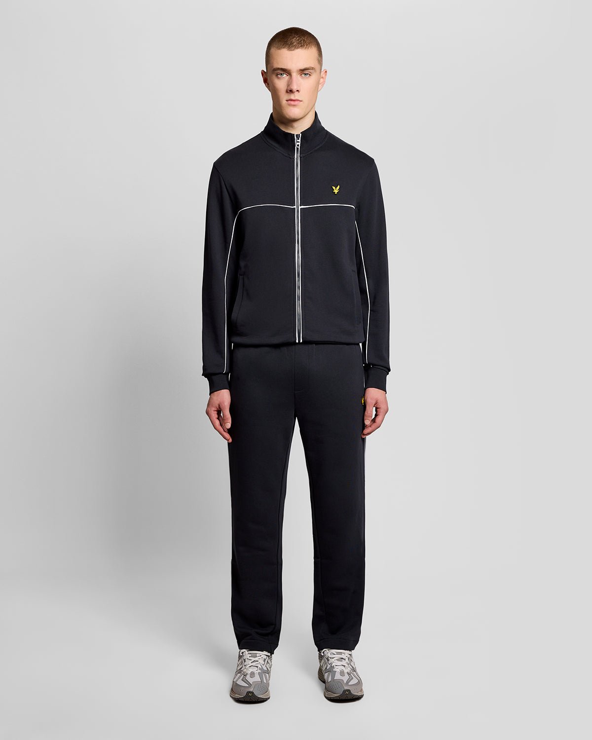 Homme portant un sweat à capuche zippé sur toute la longueur avec passepoil, couleur bleu marine foncé