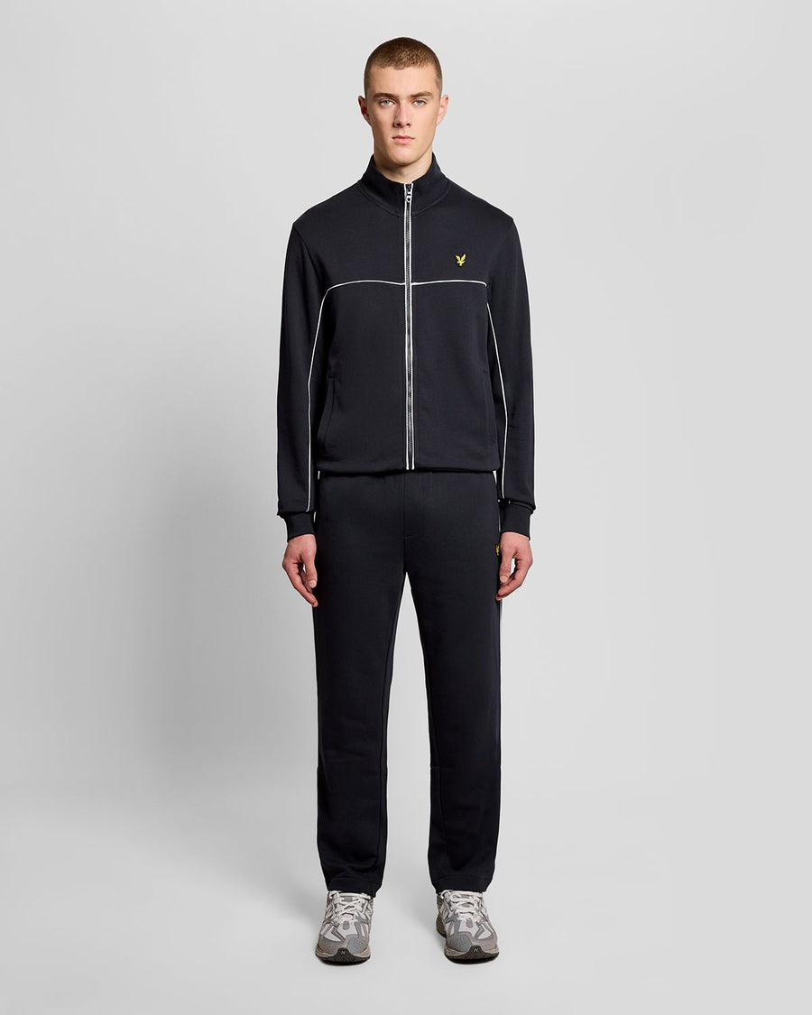 Homme portant un sweat à capuche zippé sur toute la longueur avec passepoil, couleur bleu marine foncé