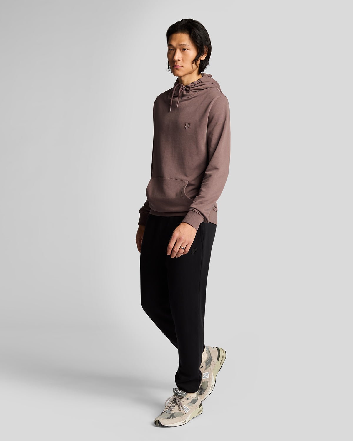 Homme portant un pantalon de jogging slim en coton ultra-fin, couleur noir de jais