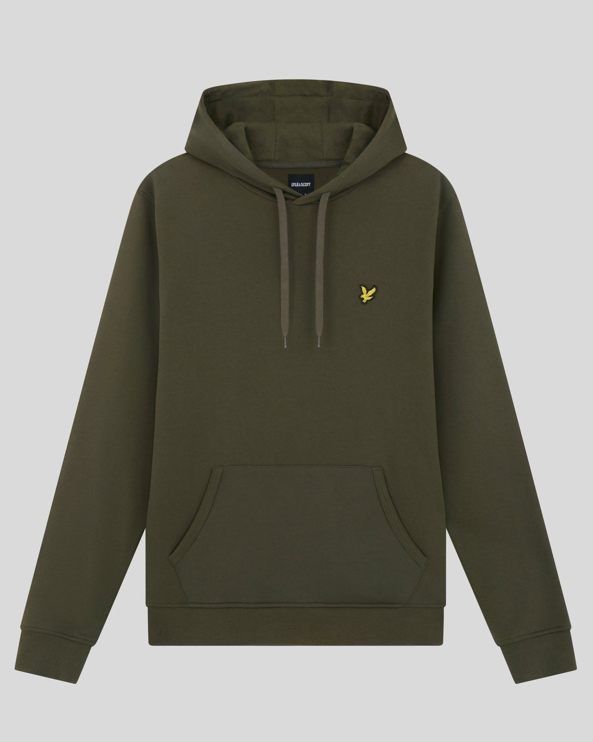 Un homme porte un sweat à capuche en coton Loopback de couleur olive