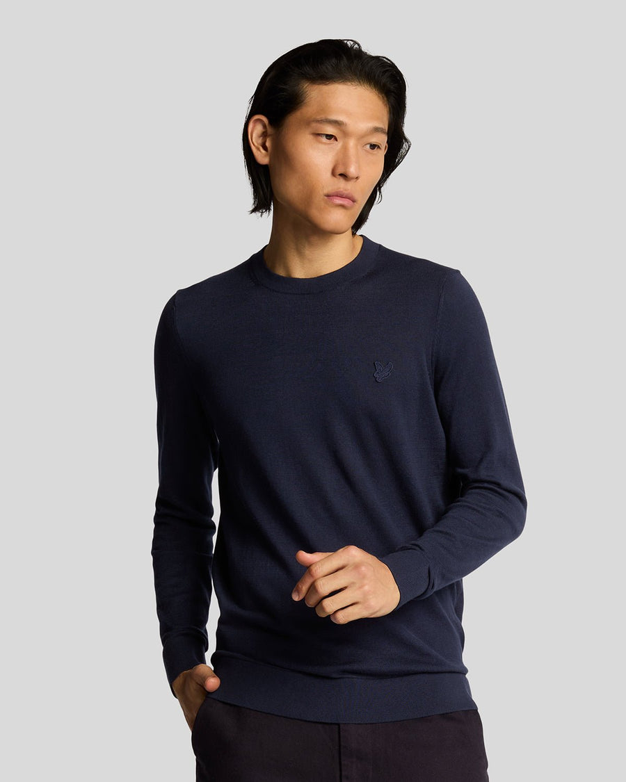 Uomo con maglione girocollo in cotone superfine blu scuro