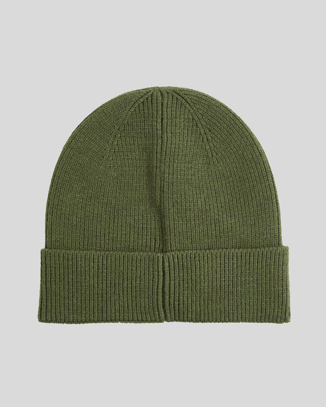 Un niño lleva un gorro de punto en las profundidades
