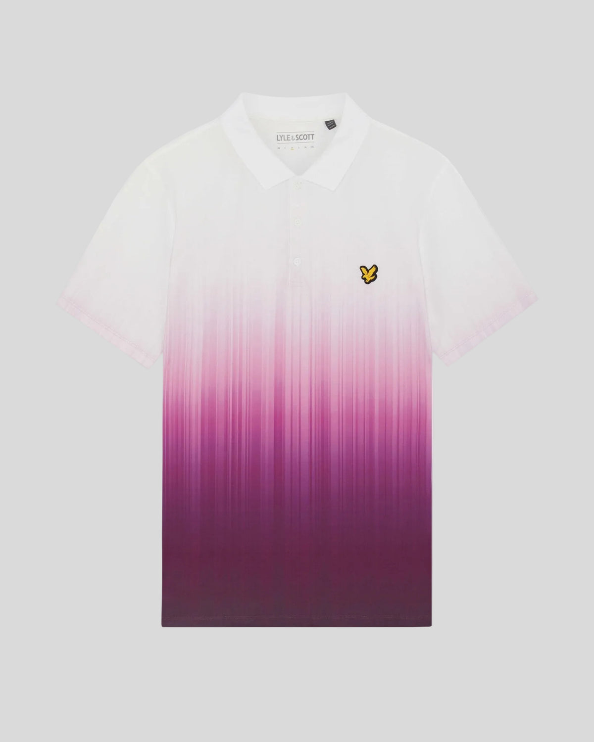 Un homme porte un polo dégradé de couleur TECHNO PURPLE