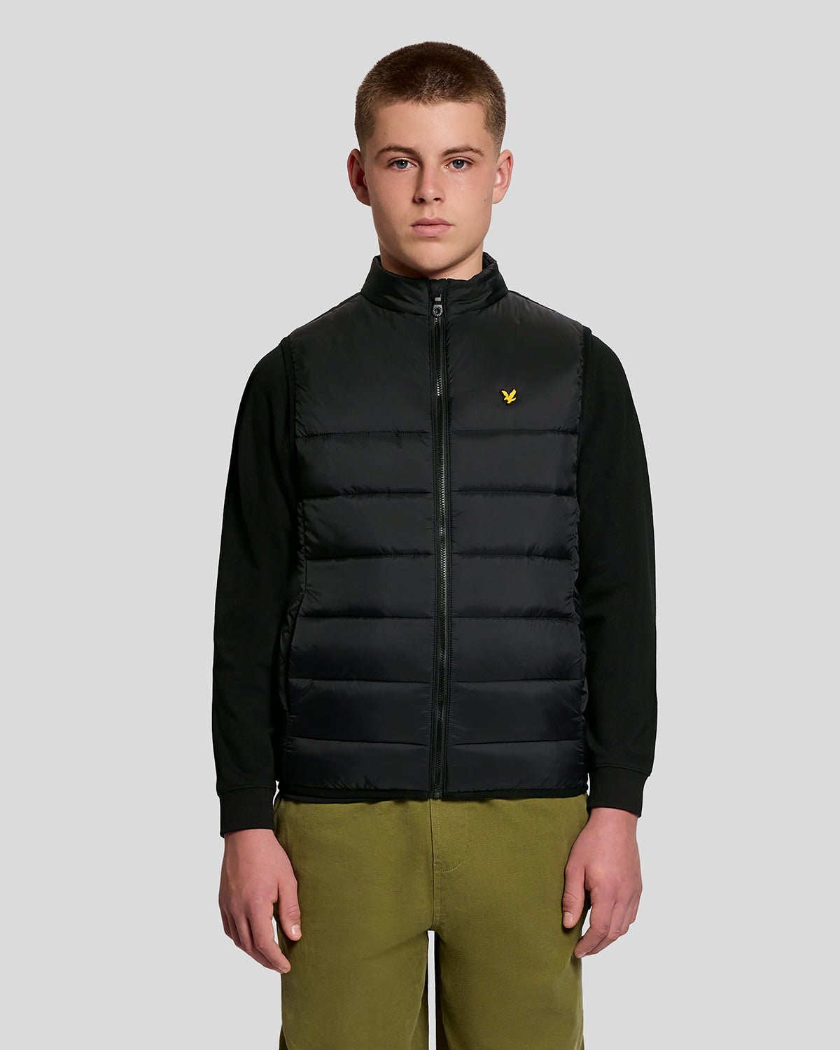 Uomo con gilet sportivo in nero corvino