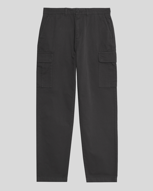 Homme portant un pantalon à poches cargo couleur gris métallisé