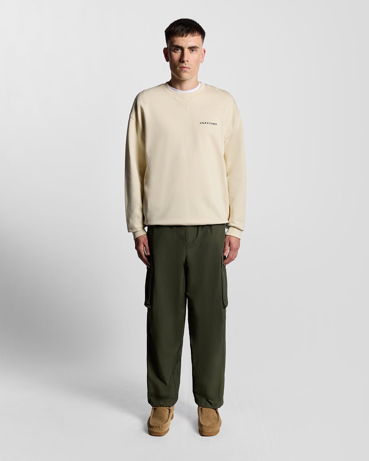 Homme portant un sweat-shirt en molleton Script Brushback, couleur Foam