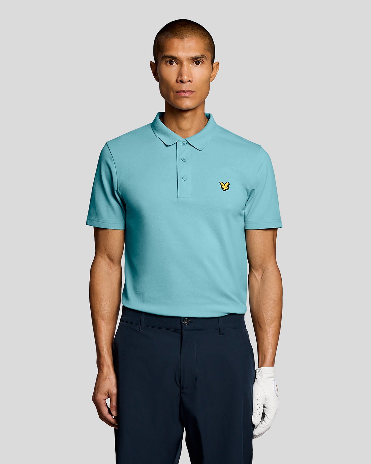 Un homme porte un polo technique bleu aquamarine