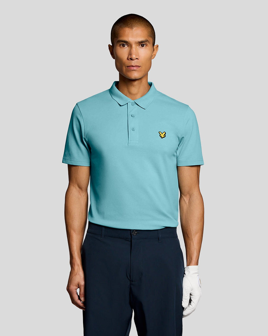 Un homme porte un polo technique bleu aquamarine