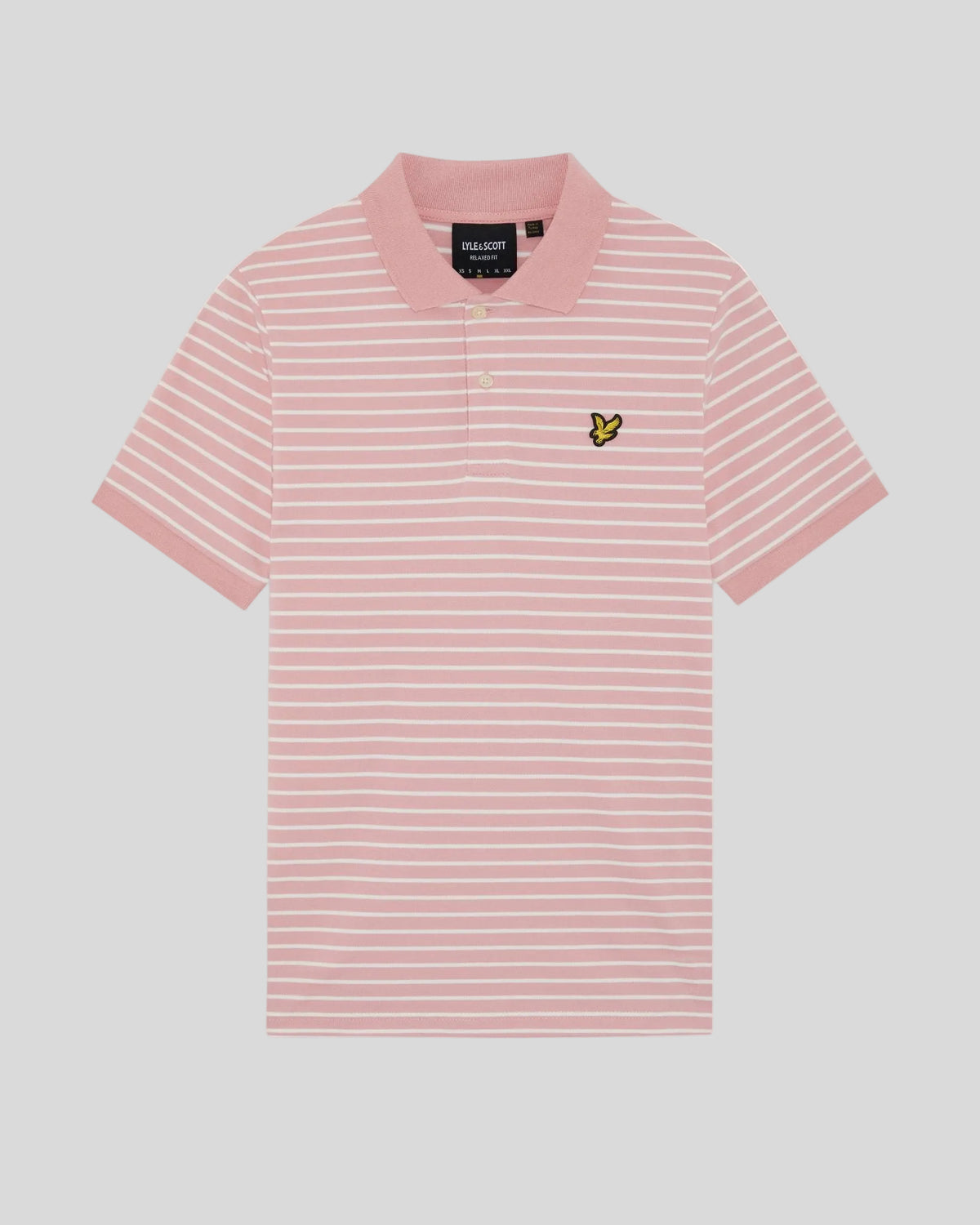 Homme portant un polo breton en piqué rose pamplemousse et blanc
