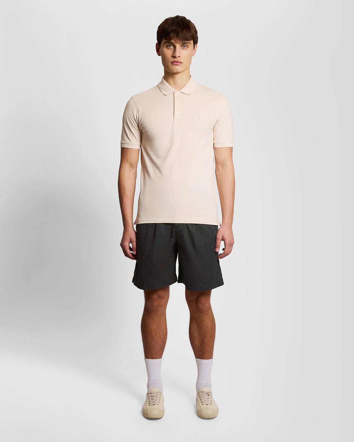 Homme portant un short chino en coton ultrafin, couleur laquée