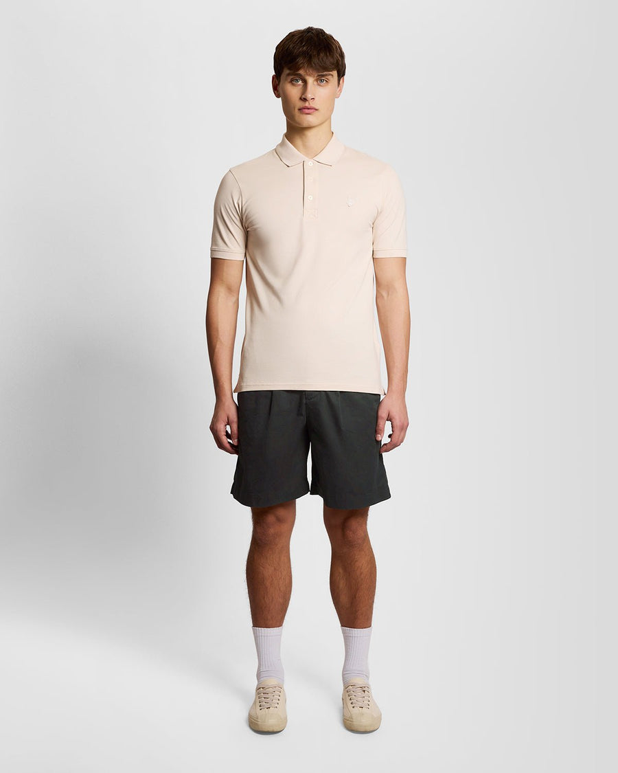 Homme portant un short chino en coton ultrafin, couleur laquée