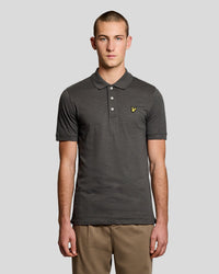 Hombre con polo de algodón fino con efecto slub en color gris plomizo