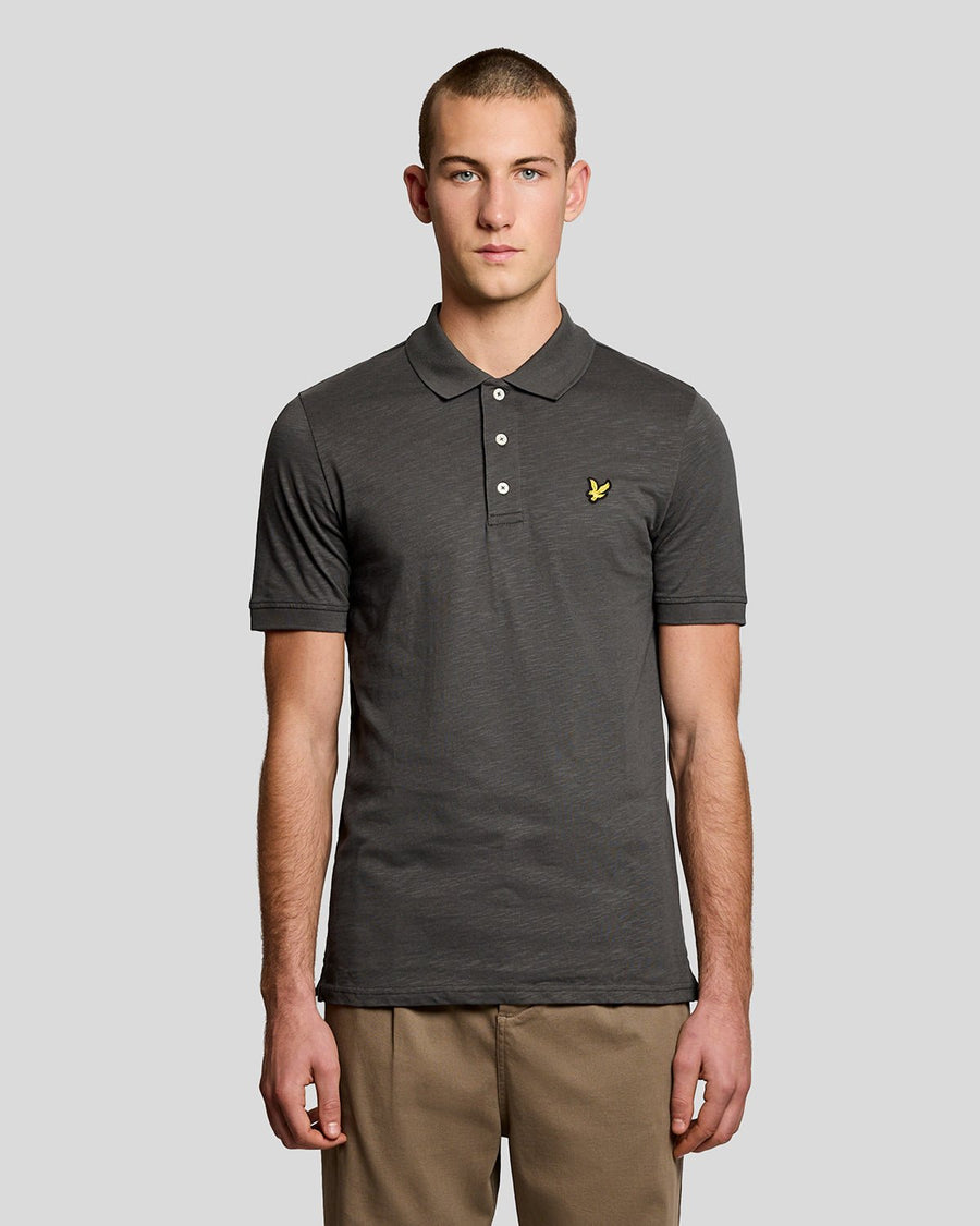 Homme portant un polo en coton fin texturé, couleur gris métallisé