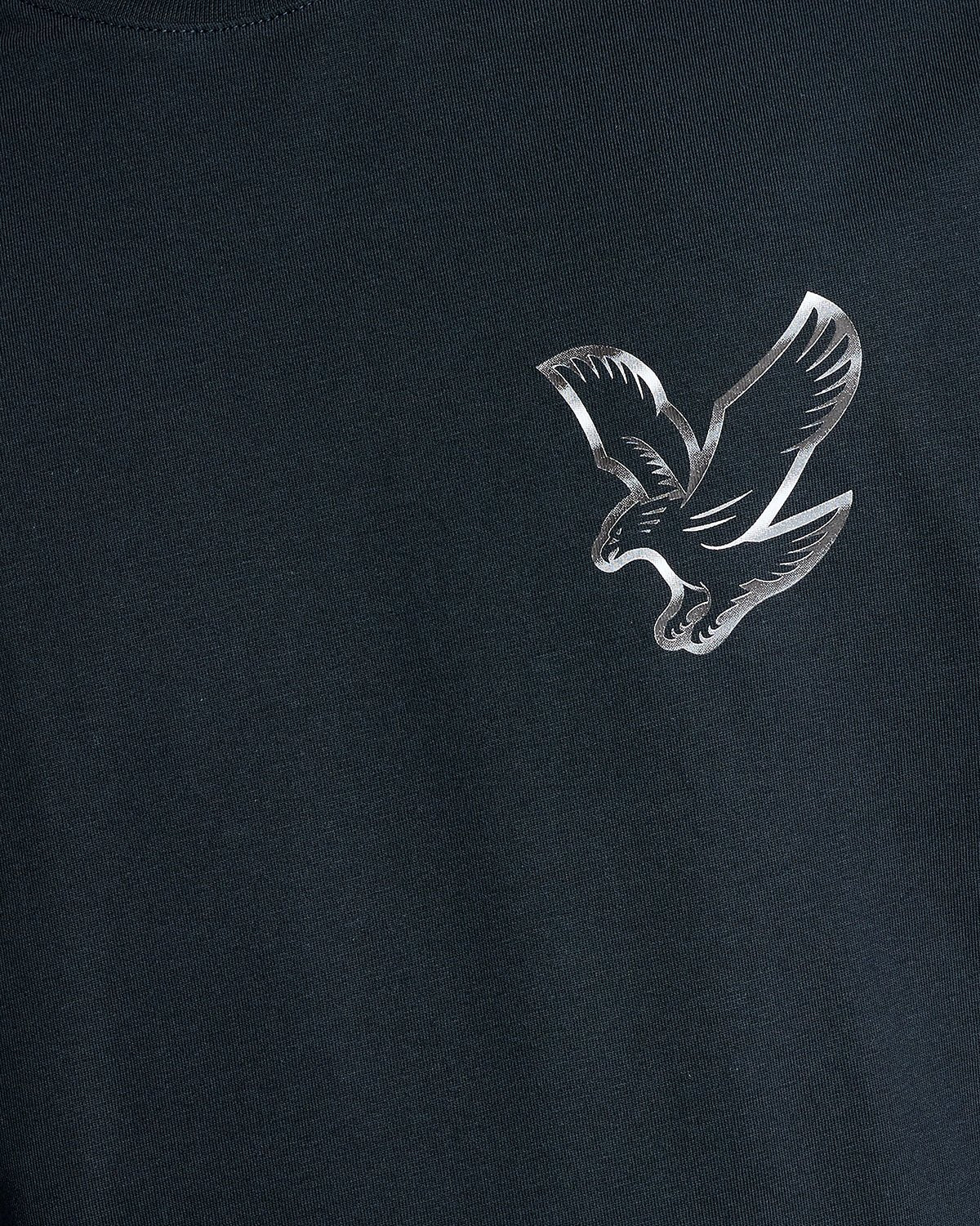 Homme portant un t-shirt à imprimé graphique dans le dos, bleu marine foncé et blanc