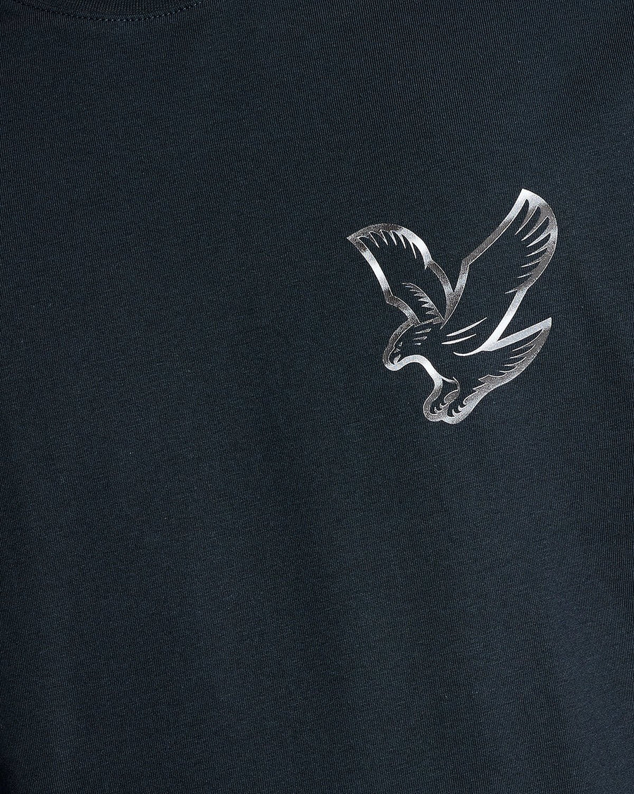 Homme portant un t-shirt à imprimé graphique dans le dos, bleu marine foncé et blanc