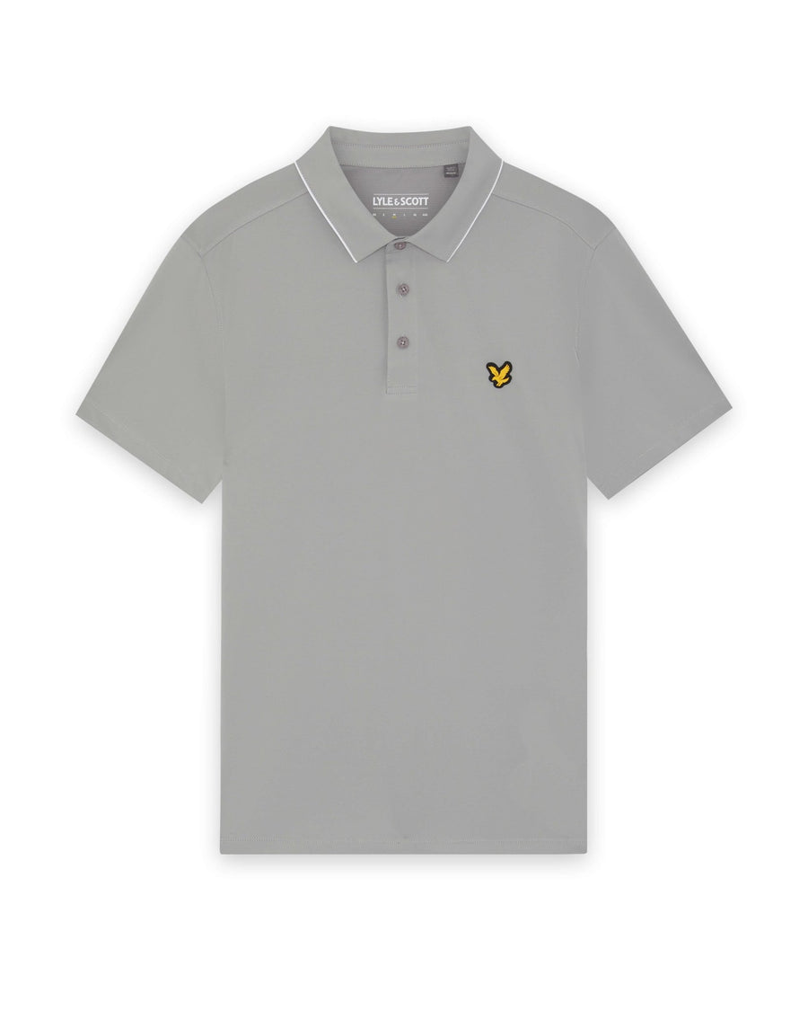 Un homme porte un polo à col contrasté de couleur « Ultimate Grey »