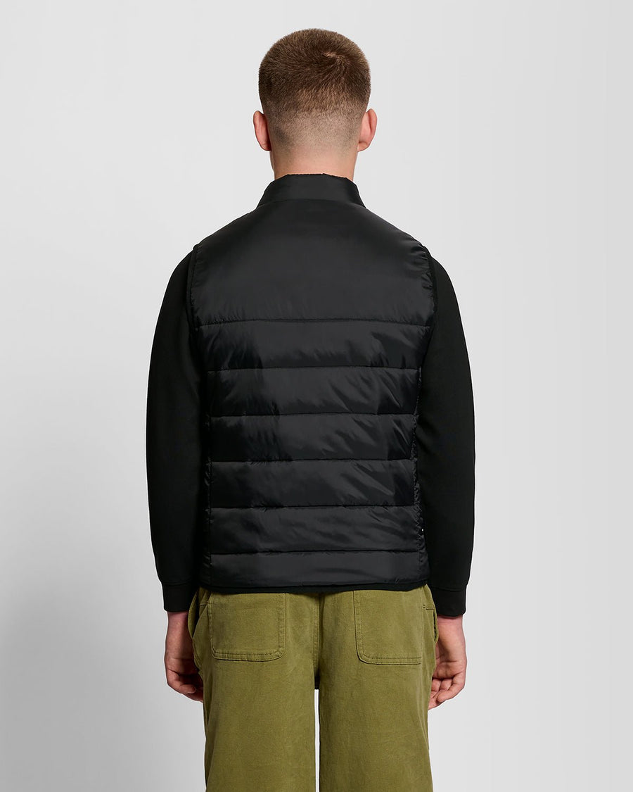 Uomo con gilet sportivo in nero corvino