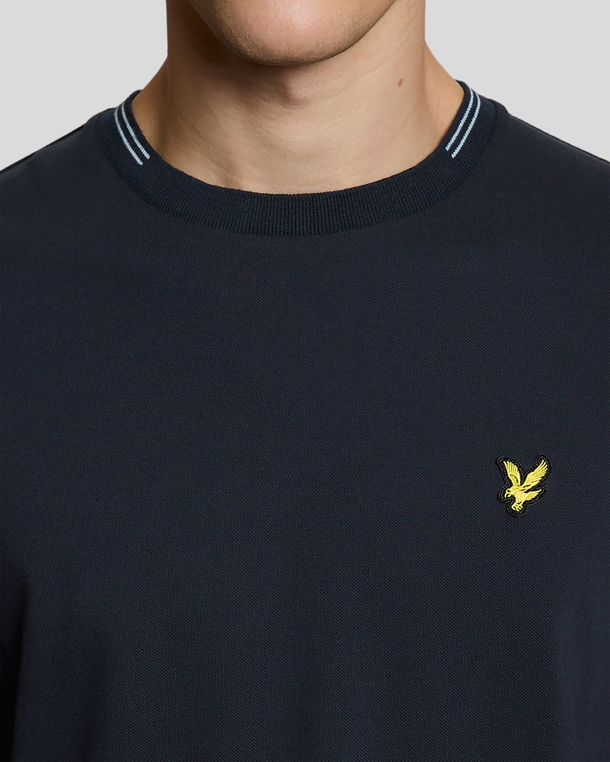 Homme portant un t-shirt en coton fin à bords contrastés, bleu marine foncé/bleu craie