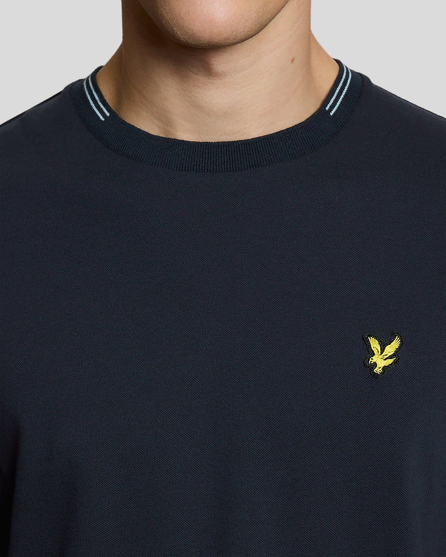 Homme portant un t-shirt en coton fin à bords contrastés, bleu marine foncé/bleu craie